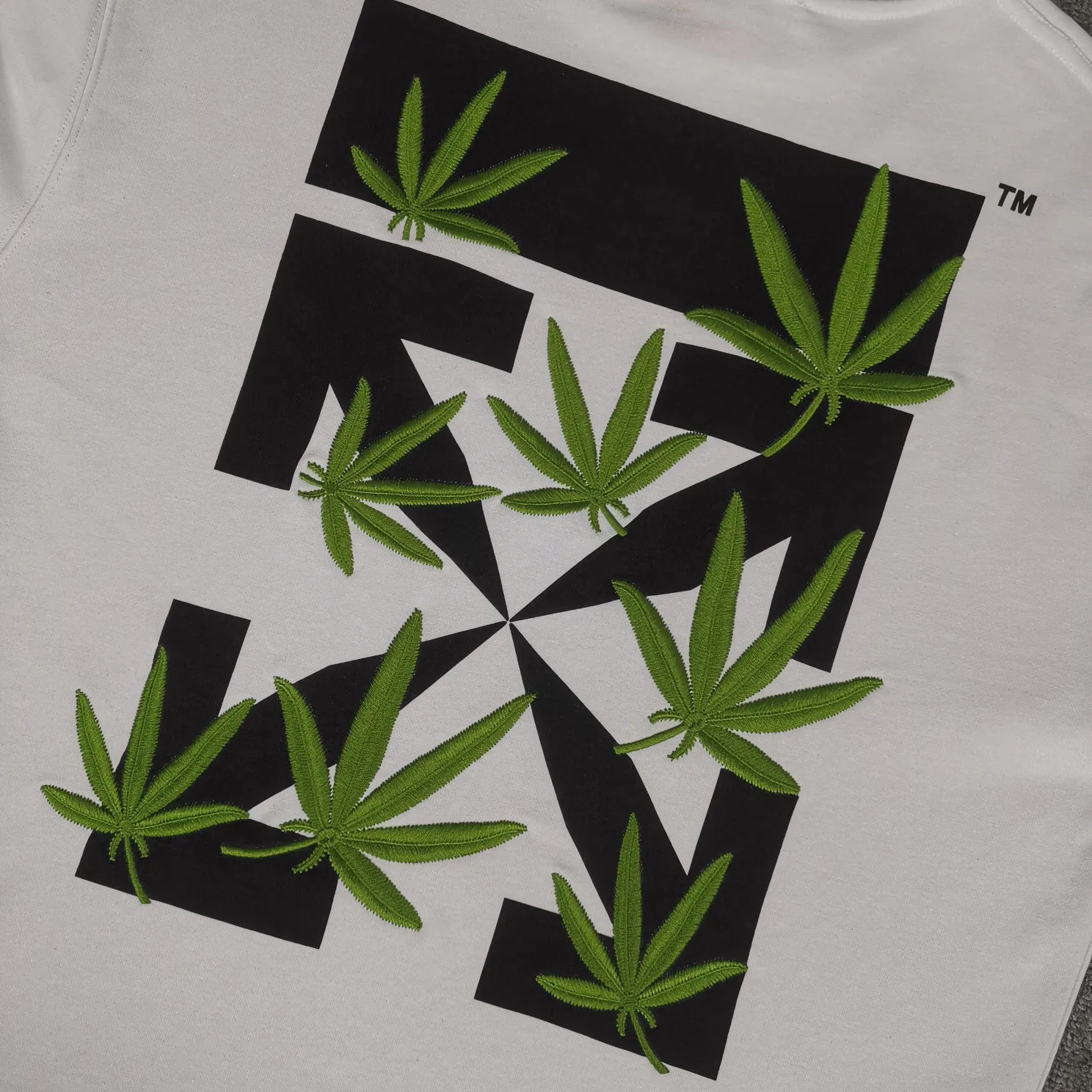 [New Style] 22SS top version OFFWHITE OW lucky leaves embroidery printed same style trendy pure cotton loose autumn and winter hooded sweatshirt for male and female couples. This year's environmentally friendly series is indeed interesting, all centered around plants. The combination of lucky leaves and arrows has a slightly fresh and artistic style. The front panel printing uses Tajima embroidery printing and superimposed embroidery technology, with a yellow background, a second layer of blue, and the last layer is purple OFF. The embroidery is raised and has a tactile feel. The arrows on the back are made using imported glue technology and then put on the embroidery machine. The printing is realistic and full. Ye Jing's expression is very obvious. Customized three-label auxiliary materials to perfectly restore ZP.  Color: black and white Size: XS-L P:430